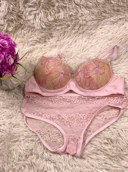 Elegant Floral Embroidered Bra & Panty Set – Comfort Meets Elegance